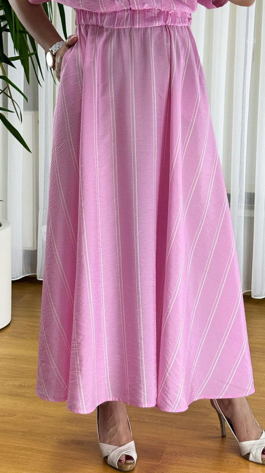 Çizgili Pembe Elbise: Feminine Tarzın Zarif İfadesi