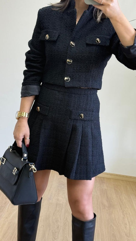 Siyah Channel Crop Ceket & Düğme Detaylı Mini Etek Takımı: Sofistike ve Kusursuz Uyum