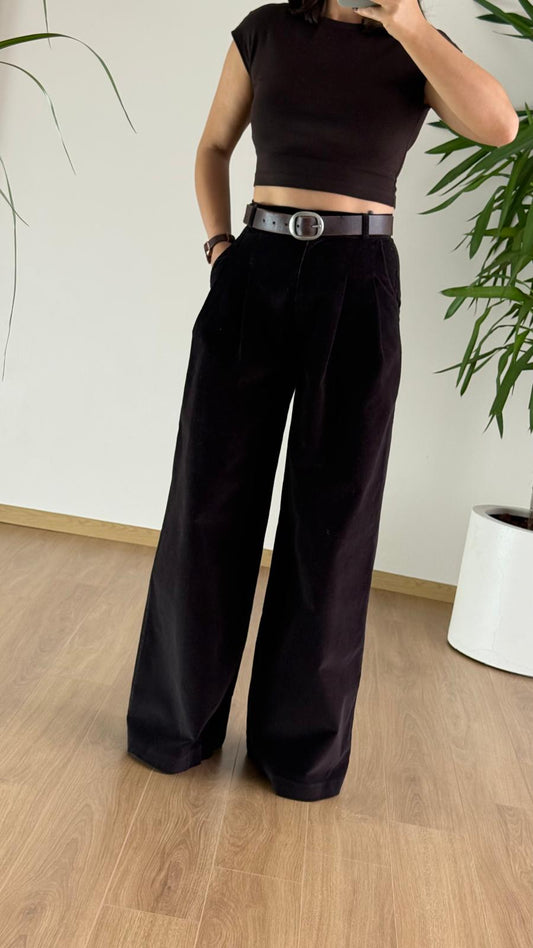 Modern Siluetin Gücü: Acı Kahve Geniş Paça Pantolon | Zamansız Şıklığın Temsilcisi