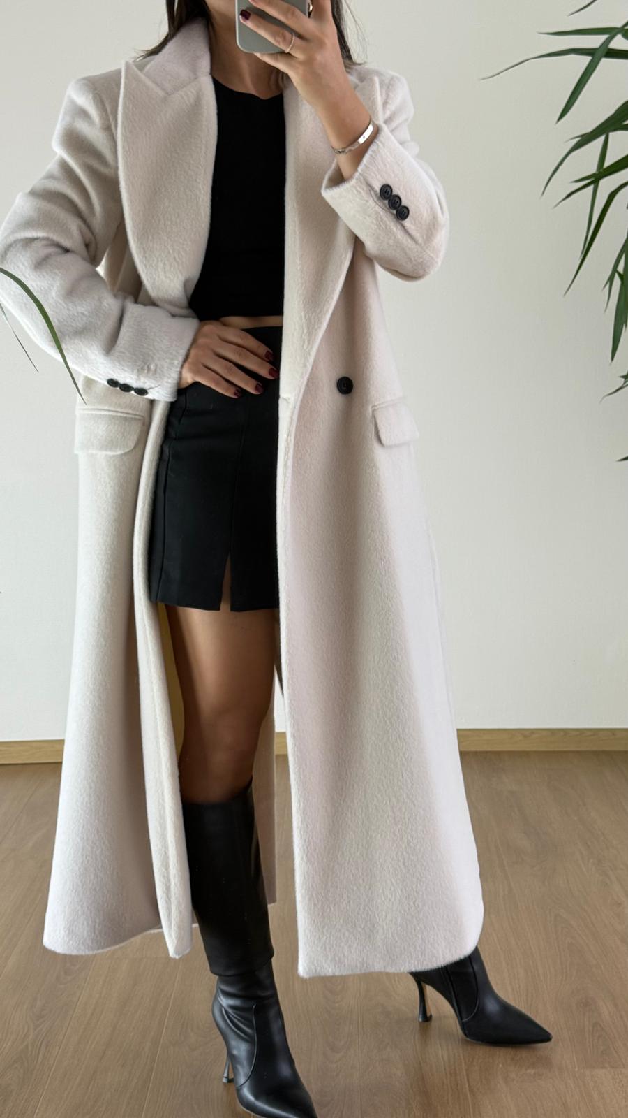 Zarif Dokunuş: Beyaz Tay Tüyü Uzun Kaban | Kış Sezonunun Lüks Parçası