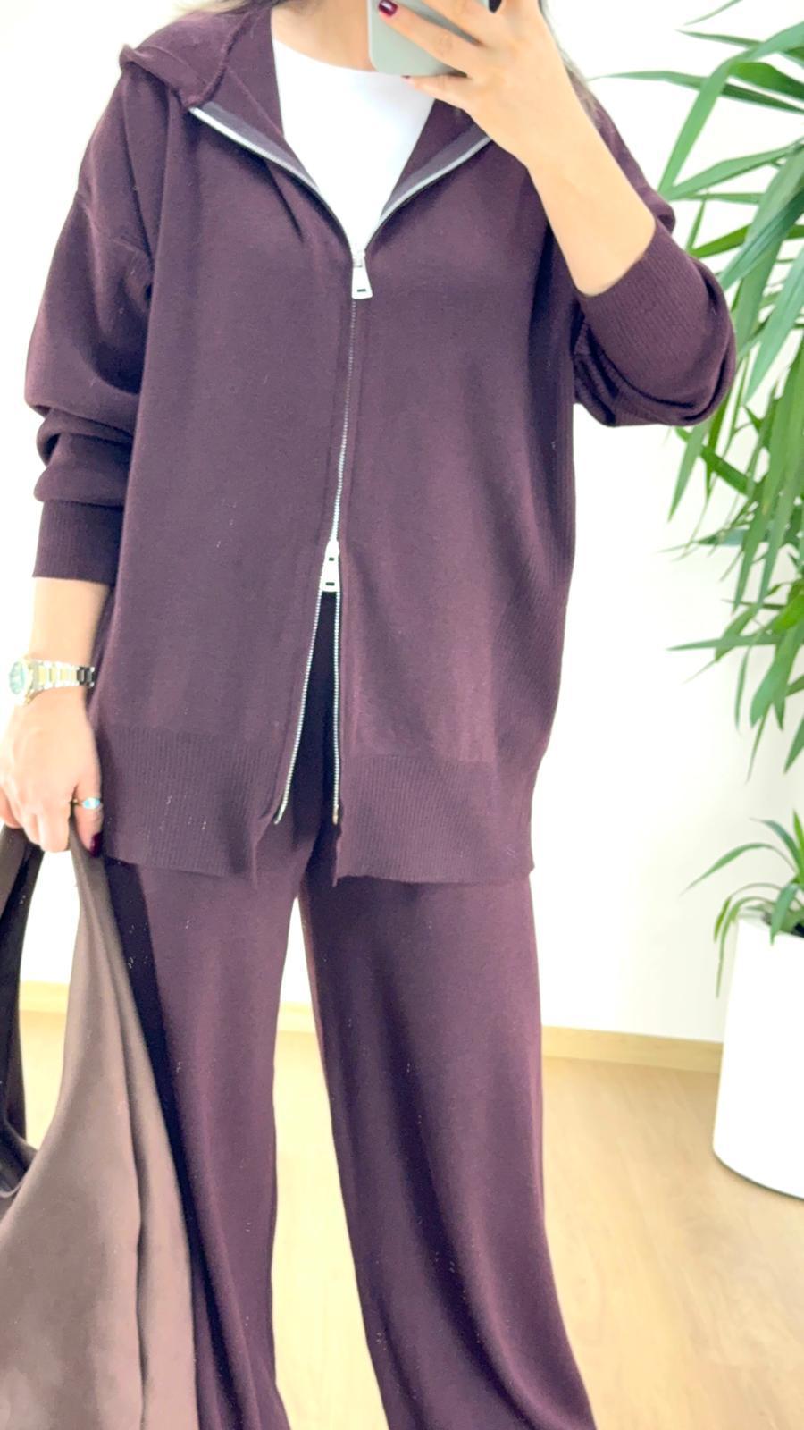 Mürdüm Tonlarında Modern Şıklık: Fermuarlı Triko Takım ile Zahmetsiz Stil