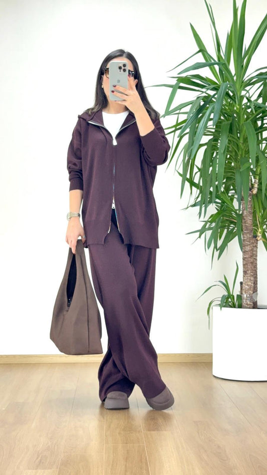 Mürdüm Tonlarında Modern Şıklık: Fermuarlı Triko Takım ile Zahmetsiz Stil