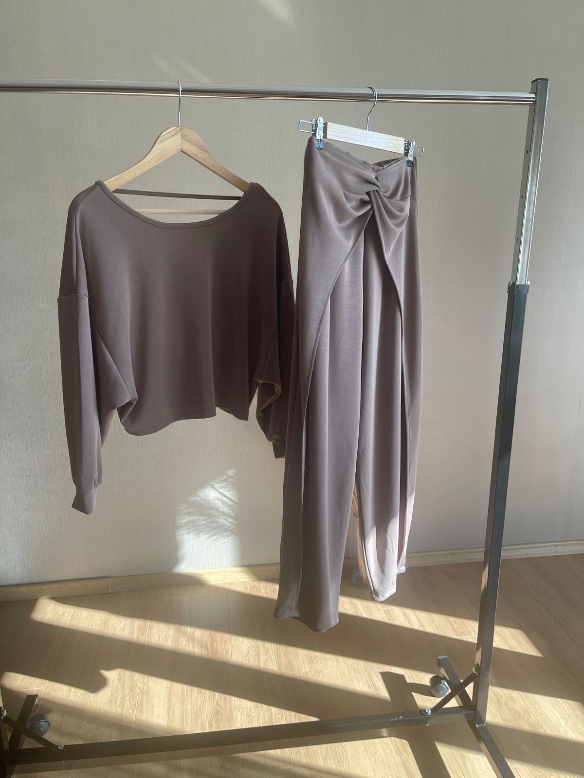 Düğüm Detaylı Pantolon: Modern Şıklığın Temsilcisi