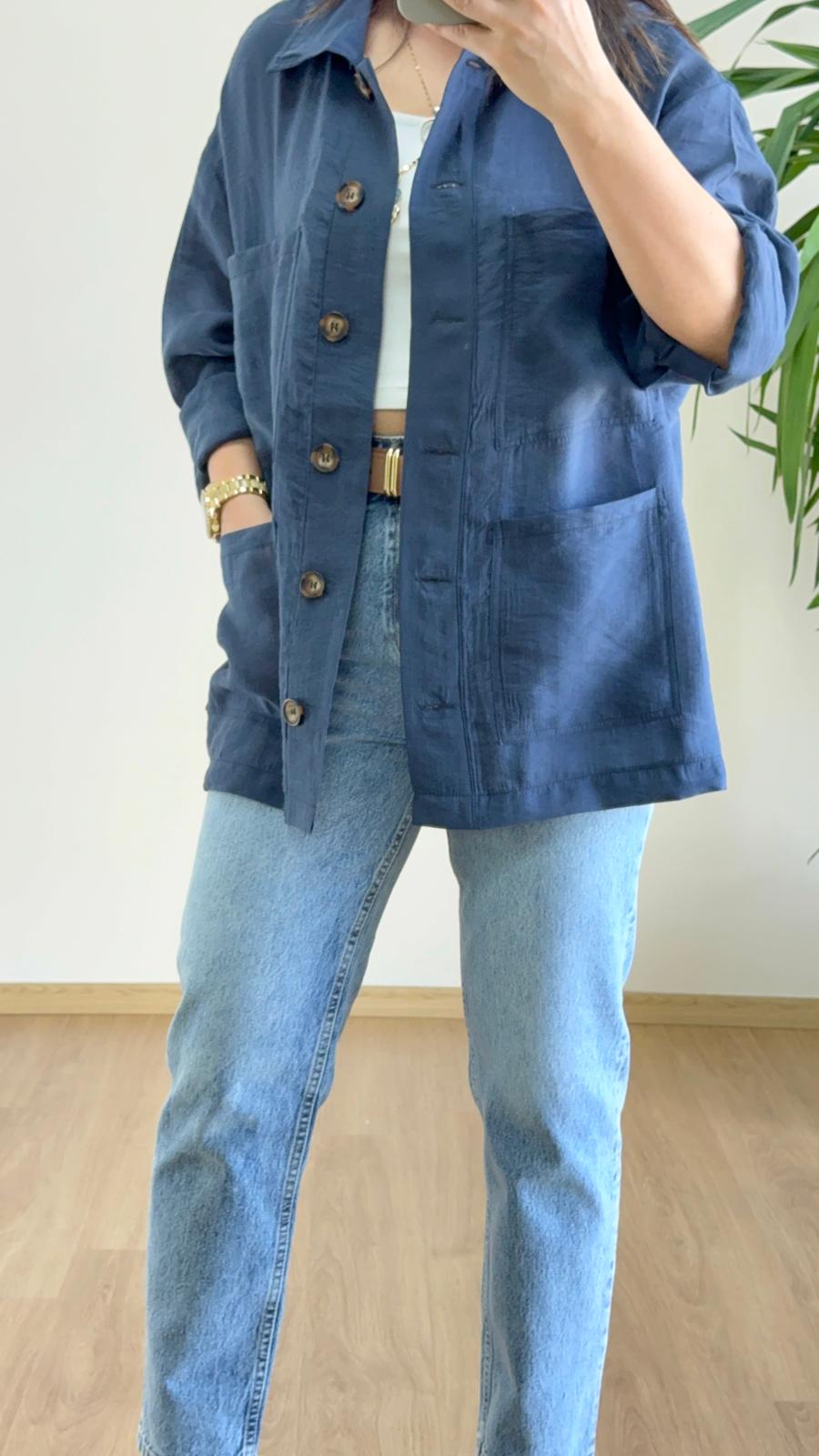 Lacivert Oversize Gömlek Ceket ile Zamansız Şehir Stili
