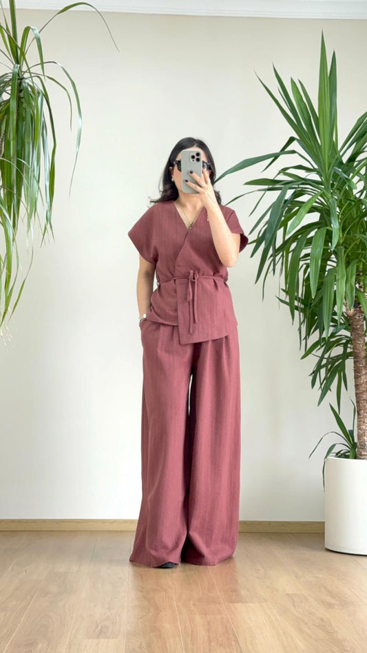 Gül Kurusu  Keten Şıklığıyla Zamansız Zarafet: Kuşak Detaylı Modern Takım