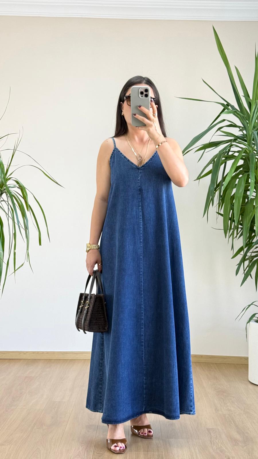 Mavi Jean Askılı Uzun Elbise – Zamansız Denim Şıklığı