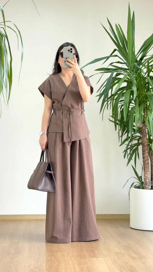 Kahverengi Keten Şıklığıyla Zamansız Zarafet: Kuşak Detaylı Modern Takım