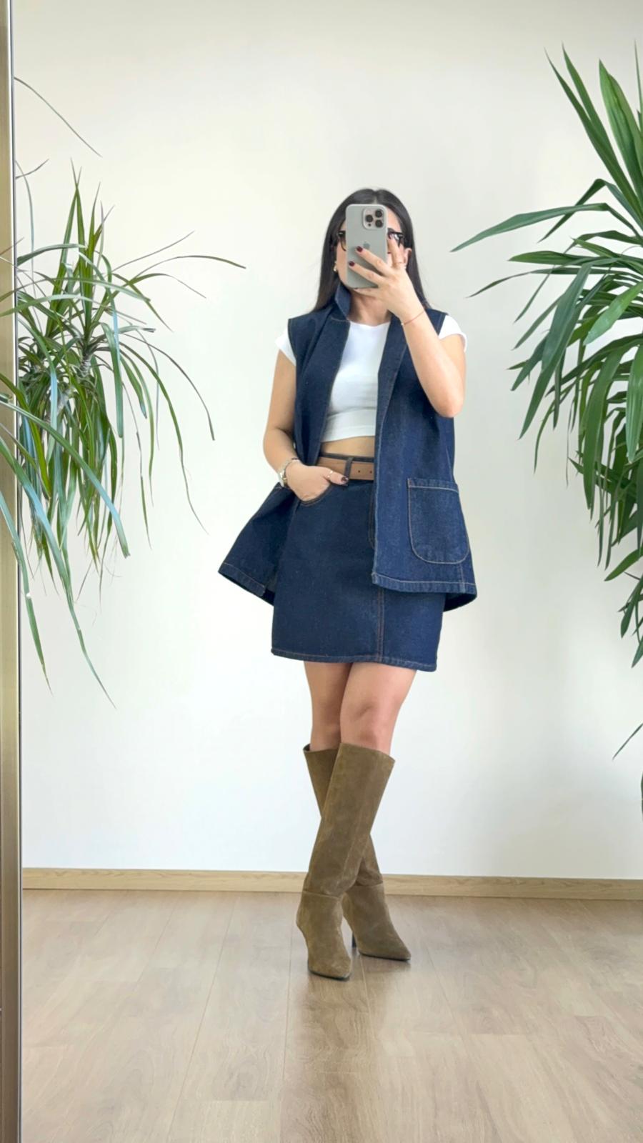 Şehirli Gücün Yeni Tanımı: Kemer Detaylı Denim Yelek & Mini Etek Takımı