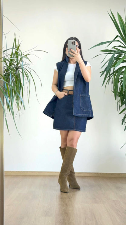 Şehirli Gücün Yeni Tanımı: Kemer Detaylı Denim Yelek & Mini Etek Takımı