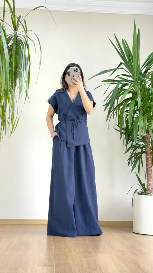 Lacivert Keten Şıklığıyla Zamansız Zarafet: Kuşak Detaylı Modern Takım