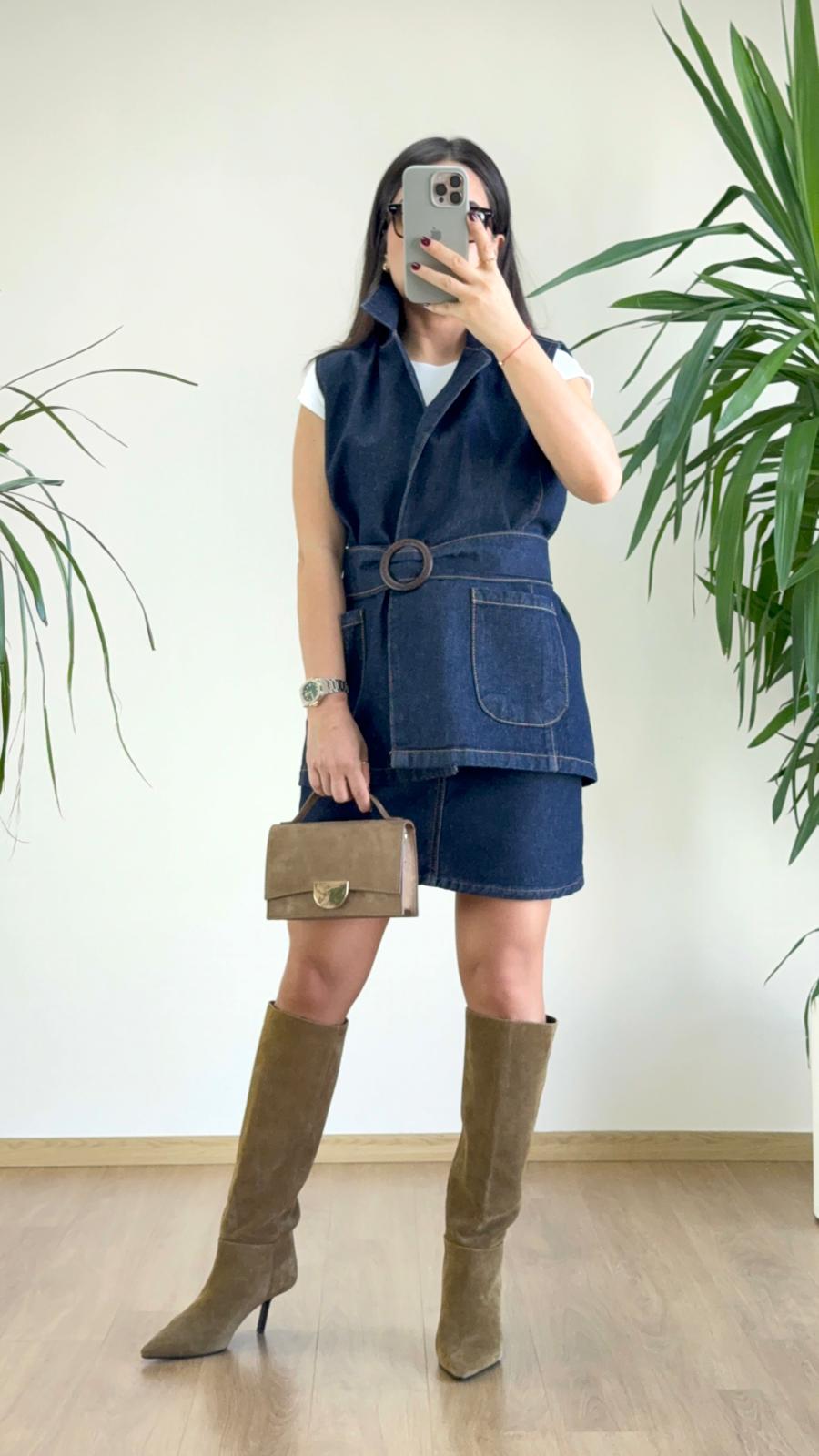Şehirli Gücün Yeni Tanımı: Kemer Detaylı Denim Yelek & Mini Etek Takımı