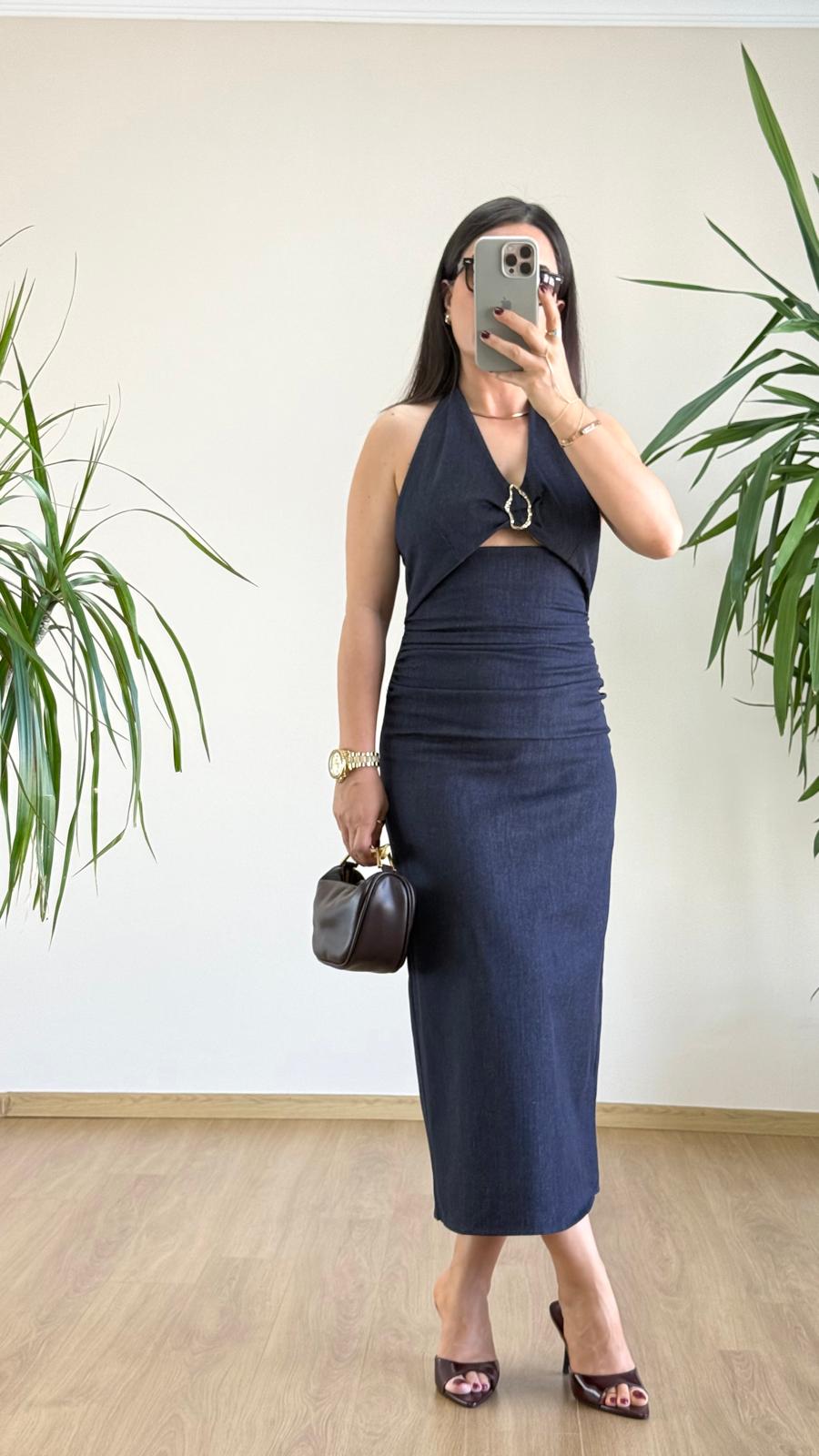 Lacivert Halter Yaka Tokalı Jean Midi Elbise – Modern ve Zarif Siluet
