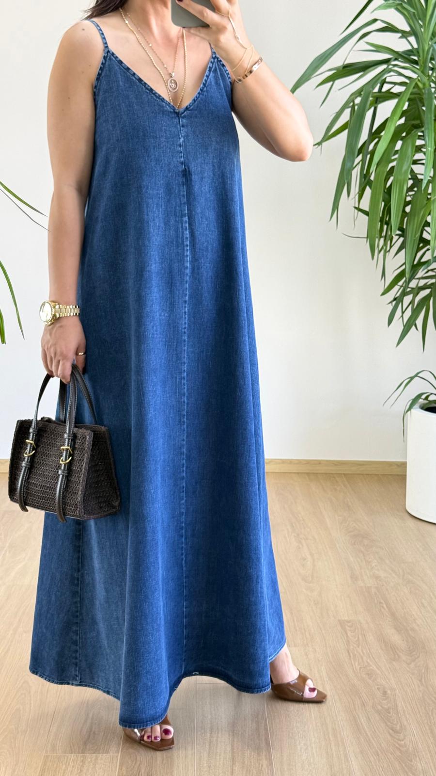 Mavi Jean Askılı Uzun Elbise – Zamansız Denim Şıklığı