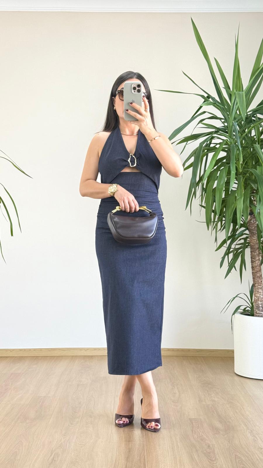 Lacivert Halter Yaka Tokalı Jean Midi Elbise – Modern ve Zarif Siluet