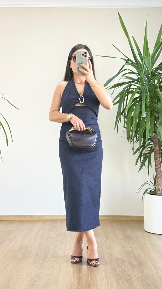 Lacivert Halter Yaka Tokalı Jean Midi Elbise – Modern ve Zarif Siluet