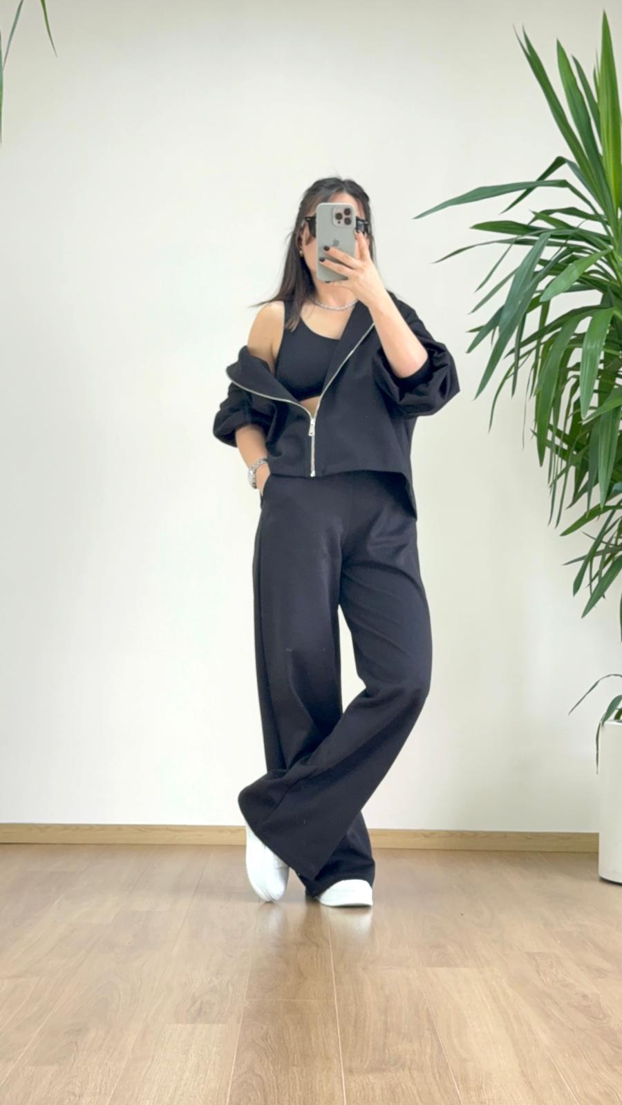 Siyah 3’lü Eşofman Takımı ile Şehirli ve Güçlü Stil