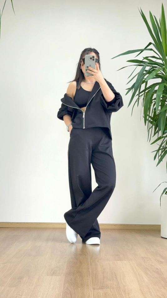 Siyah 3’lü Eşofman Takımı ile Şehirli ve Güçlü Stil