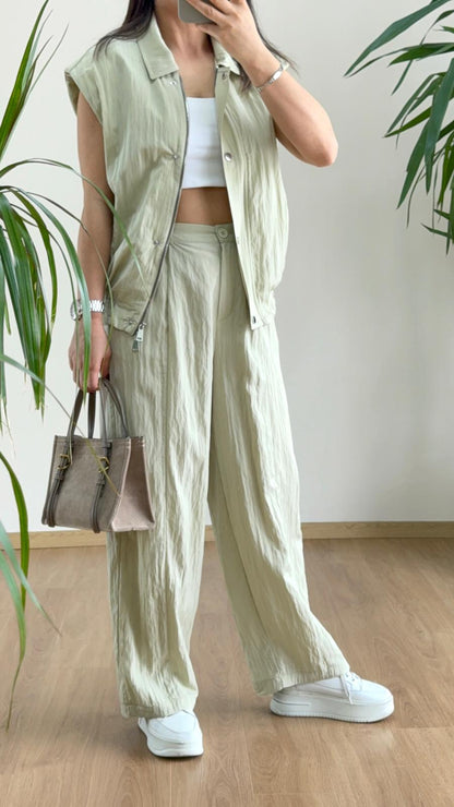 Mint Yeşili Yelek Pantolon Takım ile Modern Sokak Şıklığı