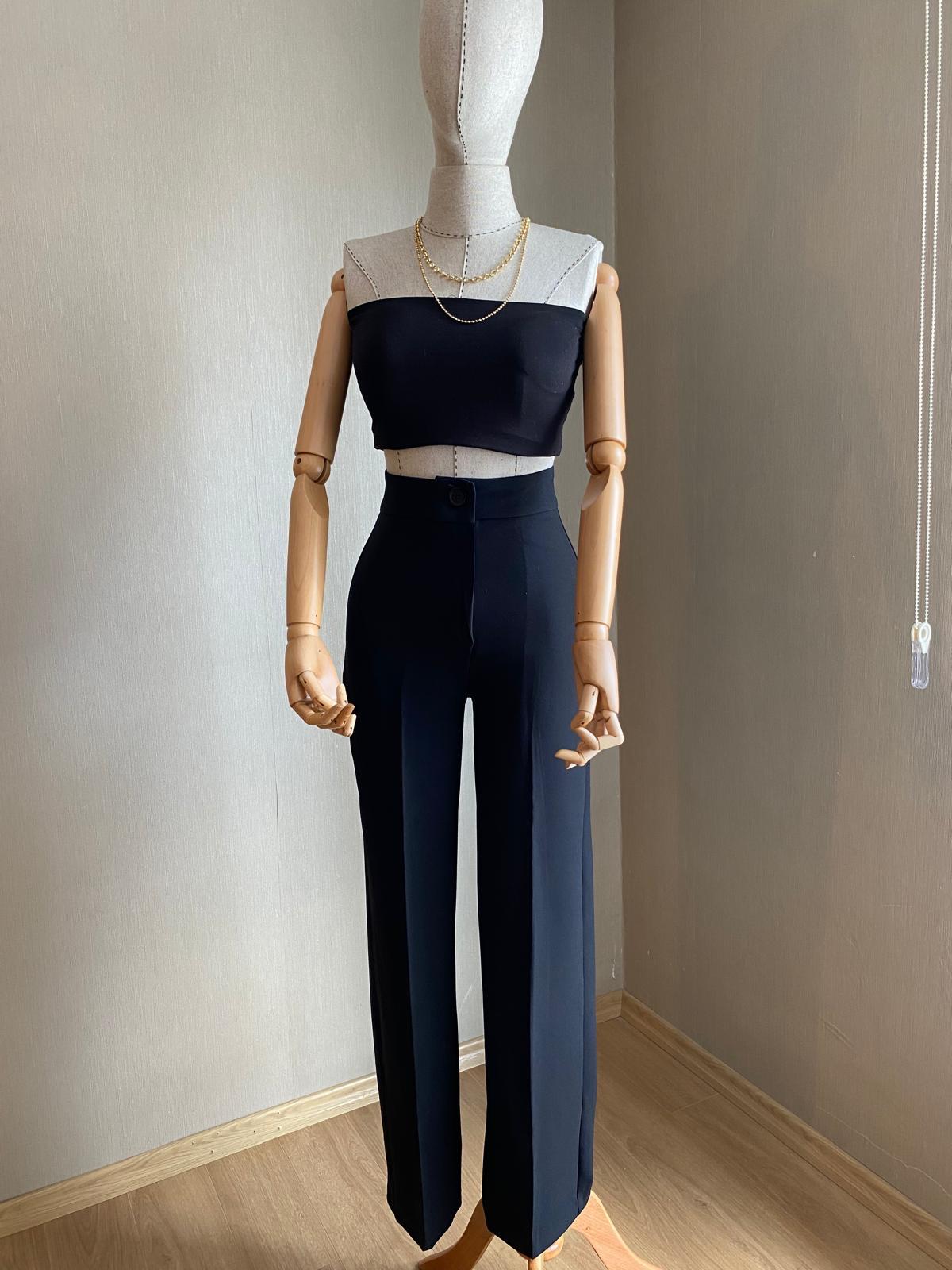 Yazın Vazgeçilmezi: Siyah Kaplı Crop Top