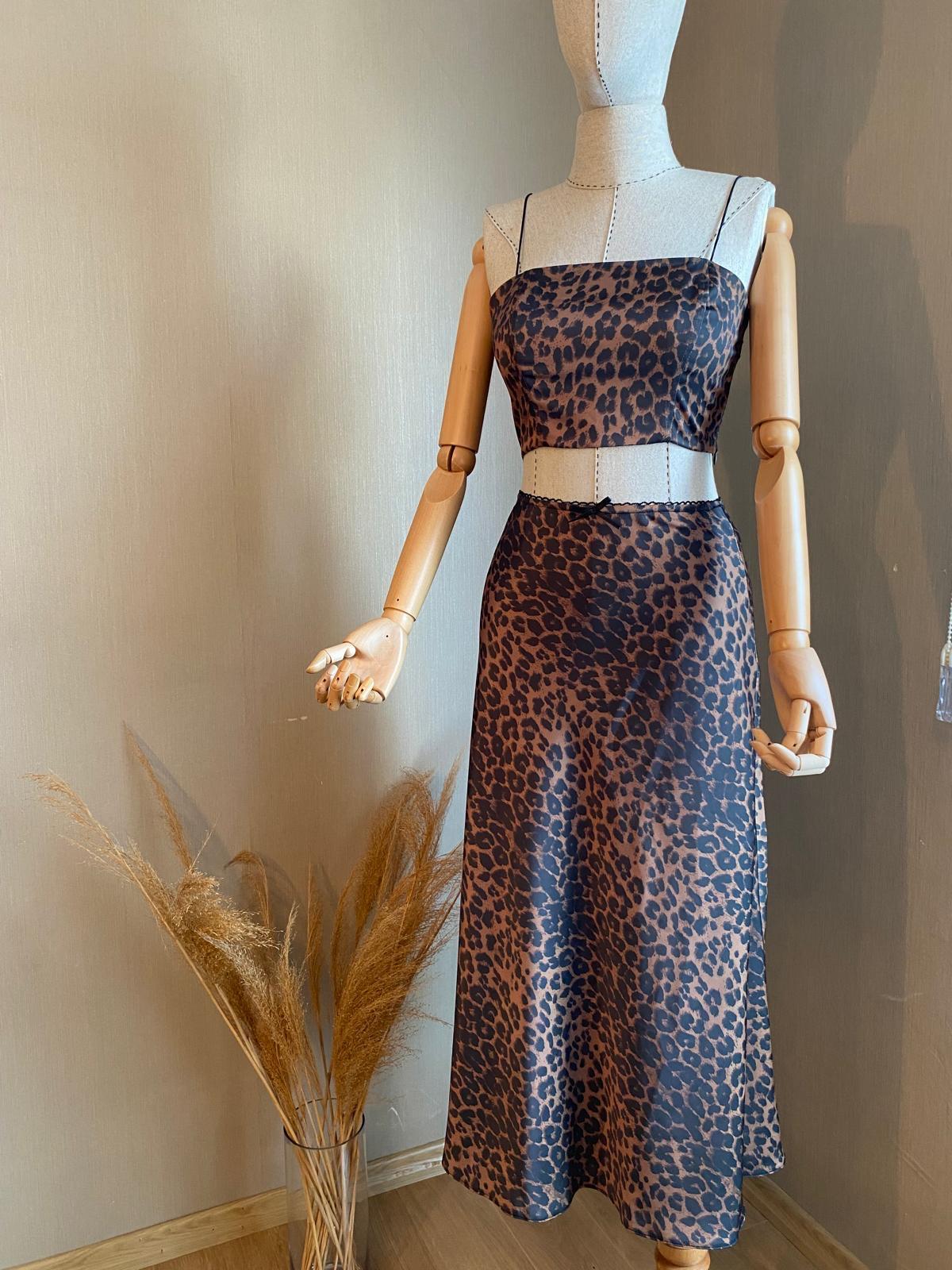 Vahşi Zarafet | Leopar Desenli Crop Top ve Etek Takımı