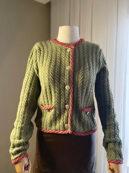 Retro Esintili Yeşil Kırmızı Şeritli Hırka | Vintage Dokunuşlu Modern Tasarım