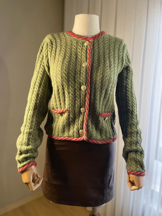 Retro Esintili Yeşil Kırmızı Şeritli Hırka | Vintage Dokunuşlu Modern Tasarım