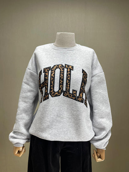 Cesur ve Rahat: Gri Leopar Detaylı HOLA Sweatshirt | Sezonun En Cool Basic'i
