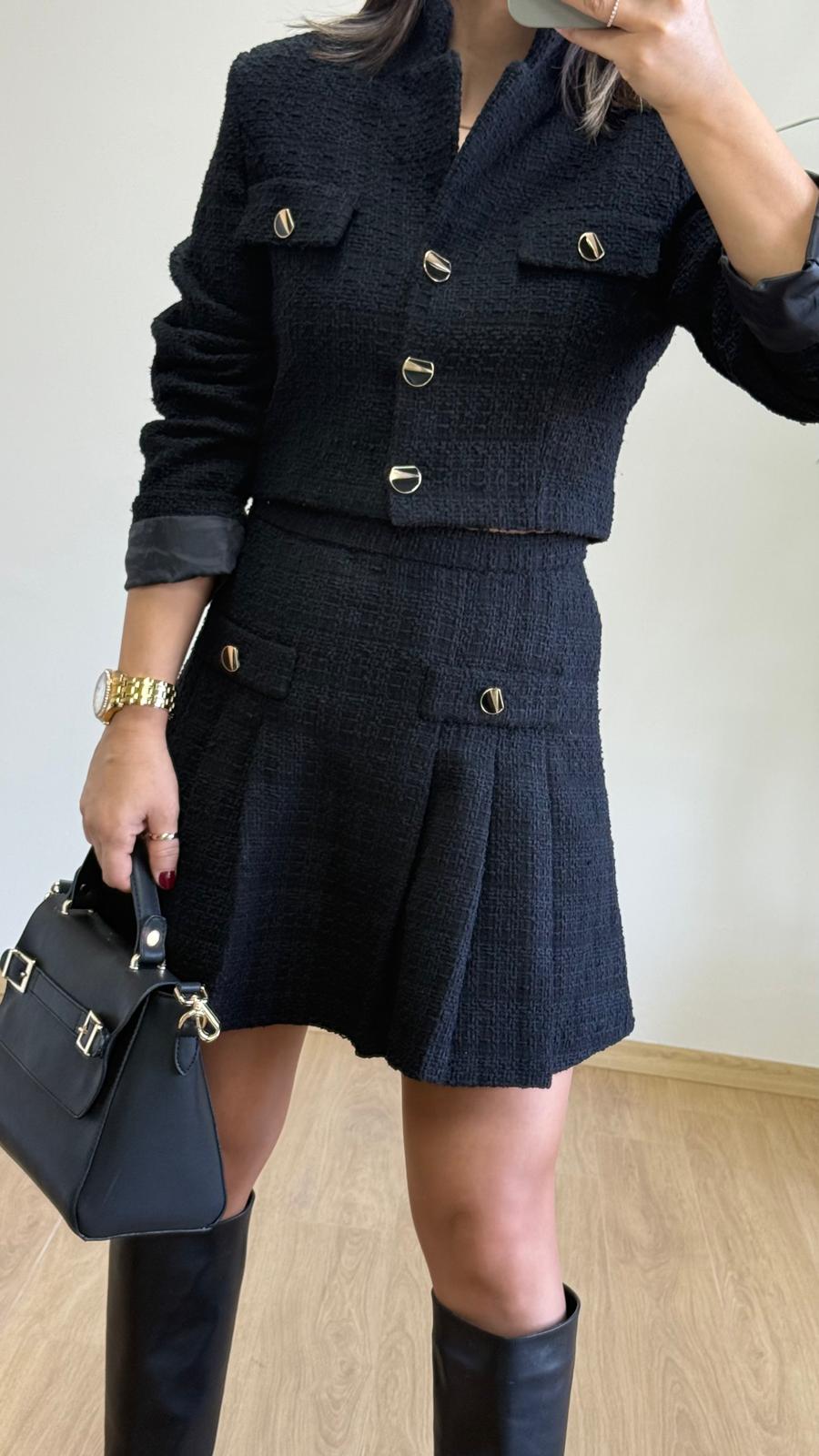 Siyah Channel Crop Ceket & Düğme Detaylı Mini Etek Takımı: Sofistike ve Kusursuz Uyum