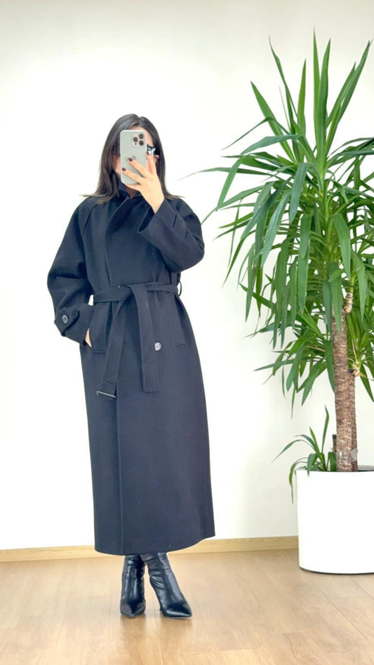 Zamansız Şıklığın İmzası: Lacivert Kaşe Kaban ile Güçlü ve Asil Stil