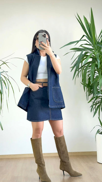 Şehirli Gücün Yeni Tanımı: Kemer Detaylı Denim Yelek & Mini Etek Takımı