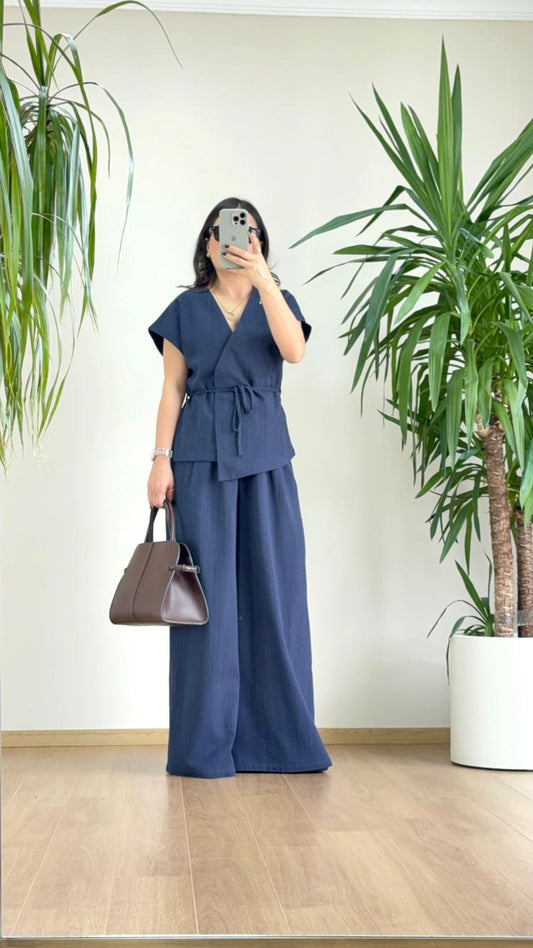 Lacivert Keten Şıklığıyla Zamansız Zarafet: Kuşak Detaylı Modern Takım