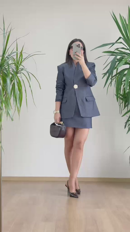 Zamansız Şıklığın İmzası: Modern Kesim Blazer & Mini Etek Takım