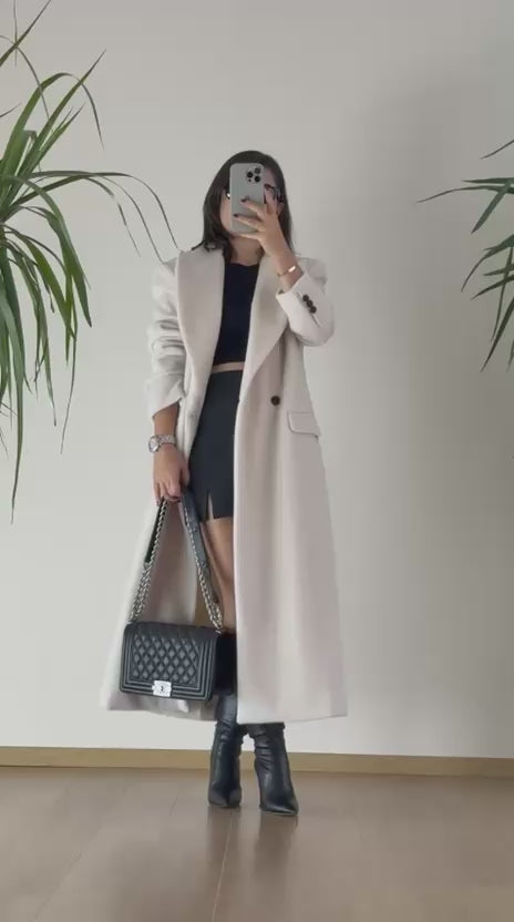 Zarif Dokunuş: Beyaz Tay Tüyü Uzun Kaban | Kış Sezonunun Lüks Parçası